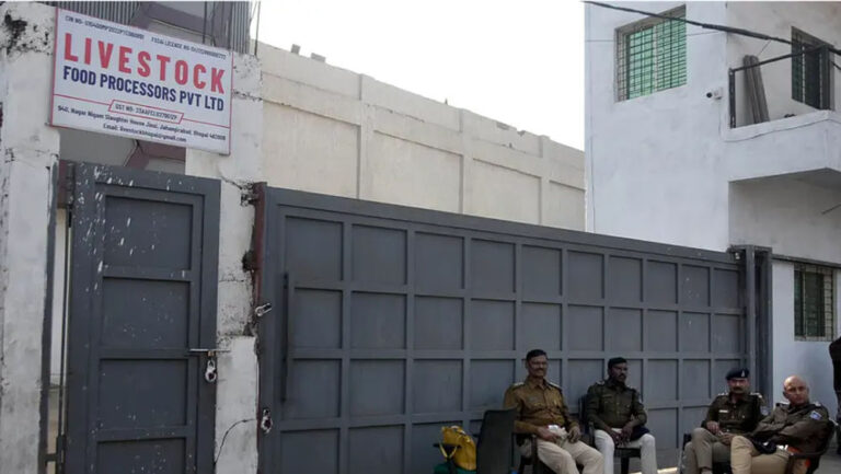 असलम चमड़ा का साम्राज्य: स्लॉटर हाउस अफसरों की मदद और सिस्टम की छांव में कैसे बढ़ा कारोबार असलम चमड़ा का साम्राज्य: स्लॉटर हाउस अफसरों की मदद और सिस्टम की छांव में कैसे बढ़ा कारोबार