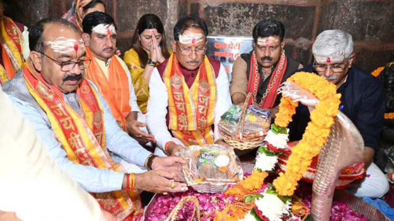 रायपुर: नववर्ष पर मुख्यमंत्री विष्णुदेव साय और केंद्रीय मंत्री ने भोरमदेव मंदिर में की पूजा