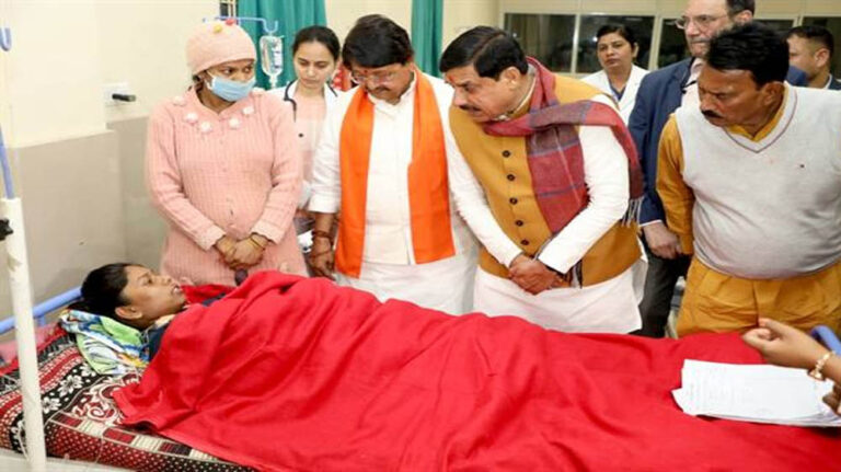 मुख्यमंत्री ने इंदौर के अस्पतालों में पहुँचकर दूषित जल से बीमार मरीजों का जाना हालचाल
