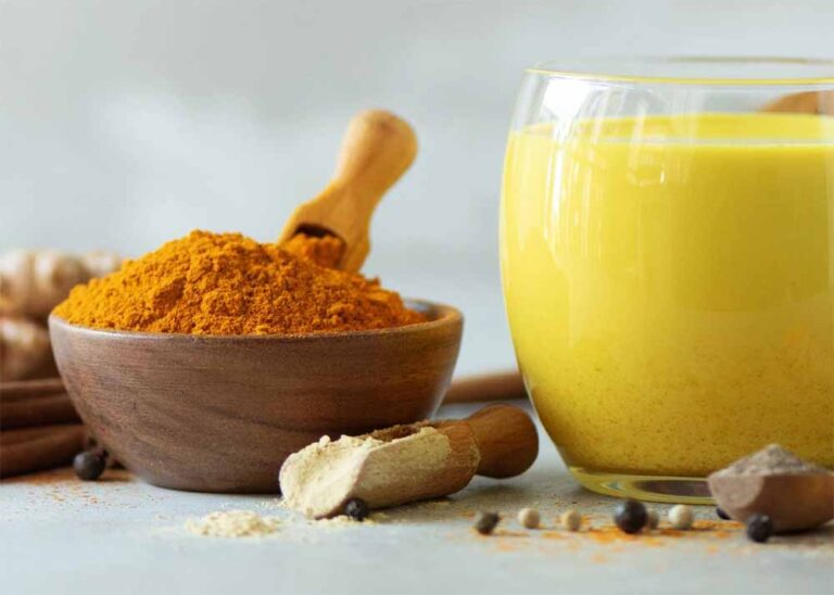 सिर्फ चुटकीभर हल्दी और दूध! जानिए इसके 5 जबरदस्त फायदे जो सर्दियों में रखेंगे आपको फिट