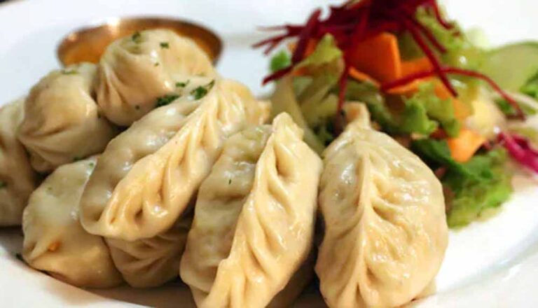 बाजार स्टाइल पनीर मोमोज की आसान रेसिपी बाजार स्टाइल पनीर मोमोज की आसान रेसिपी