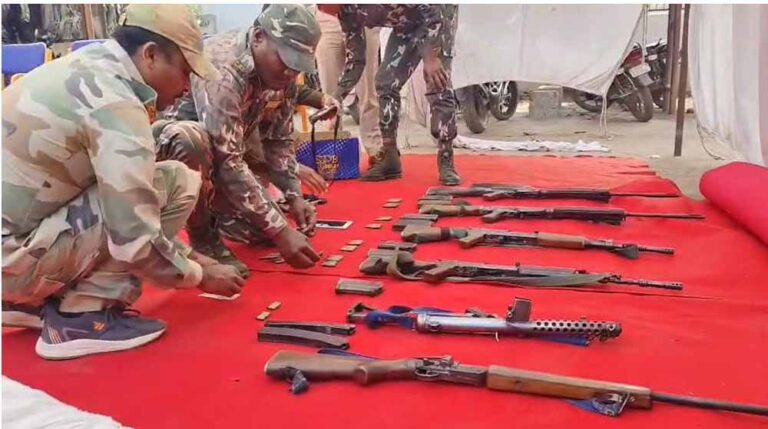 नक्सल मोर्चे पर सुरक्षा बलों की बड़ी जीत, धमतरी में 9 इनामी नक्सलियों ने IG के समक्ष डाले हथियार