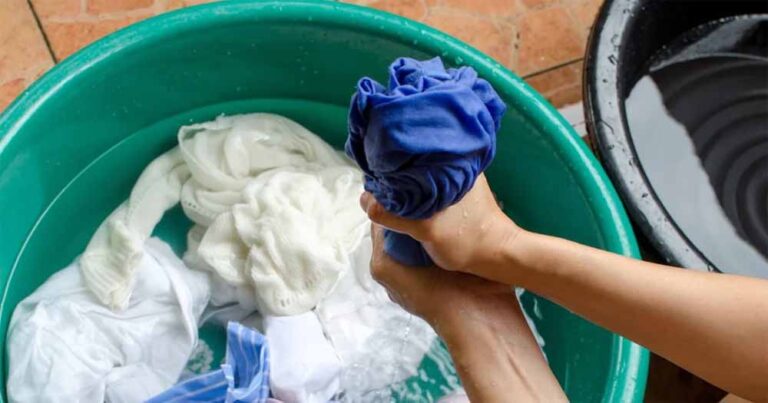 क्या रात में कपड़े धोने से आती है नकारात्मक ऊर्जा? वास्तु शास्त्र की चेतावनी क्या रात में कपड़े धोने से आती है नकारात्मक ऊर्जा? वास्तु शास्त्र की चेतावनी