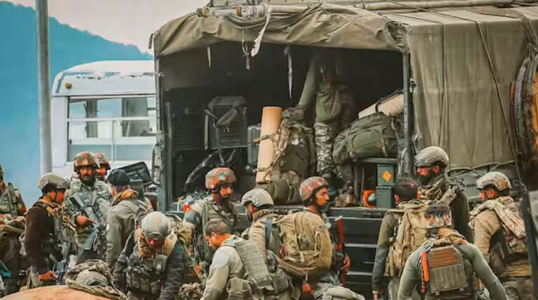 J-K में सेना की गाड़ी 200 फुट गहरी खाई में गिरी,  10 जवानों की मौत