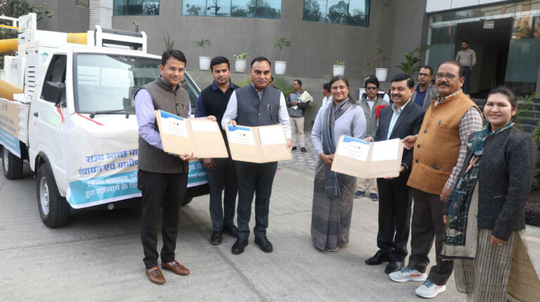 भोपाल-देवास राज्य राजमार्ग पर कचरा संग्रहण और प्रबंधन के लिए एमओयू पर हुए हस्ताक्षर भोपाल-देवास राज्य राजमार्ग पर कचरा संग्रहण और प्रबंधन के लिए एमओयू पर हुए हस्ताक्षर