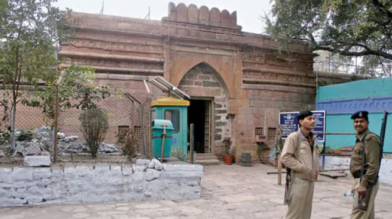 भोजशाला की 700 साल पुरानी त्रासदी: 271 साल तक ज्ञान का केंद्र रही, जानें इतिहास भोजशाला की 700 साल पुरानी त्रासदी: 271 साल तक ज्ञान का केंद्र रही, जानें इतिहास