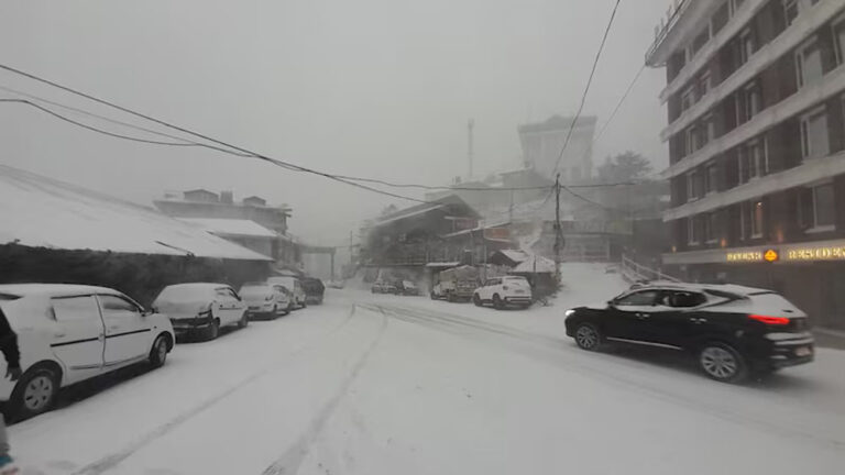 कश्मीर में भारी बर्फबारी, 24 फ्लाइट्स रद्द, रामबन से बरामाूला तक बर्फ की सफेद चादर, टूरिस्टों के लिए आकर्षण