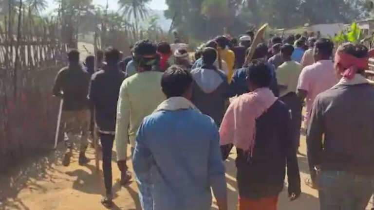 तराना में बजरंग दल कार्यकर्ता की पिटाई पर भड़का तनाव, भीड़ ने की बसों और दुकानों में तोड़फोड़