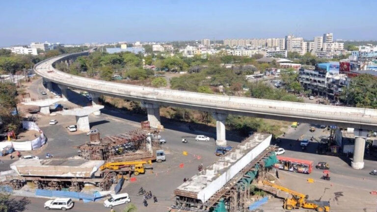 भोपाल मेट्रो प्रोजेक्ट में अड़चन, सांसद ने ब्लू लाइन का काम रोका, सियासी चर्चाएं तेज भोपाल मेट्रो प्रोजेक्ट में अड़चन, सांसद ने ब्लू लाइन का काम रोका, सियासी चर्चाएं तेज