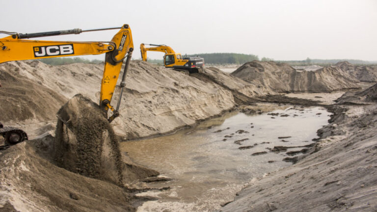 रायपुर :राष्ट्रीय हरित अधिकरण ने अवैध रेत खनन और परिवहन के मामलों में सख्ती दिखाई