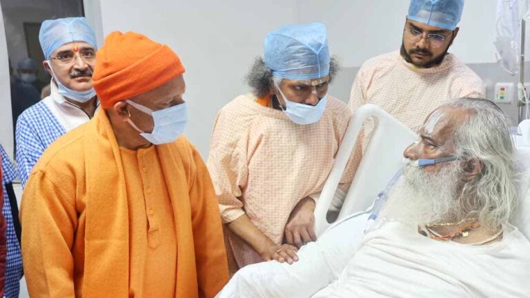 महंत नृत्य गोपाल दास महाराज के हालचाल जानने पहुंचे मुख्यमंत्री योगी आदित्यनाथ