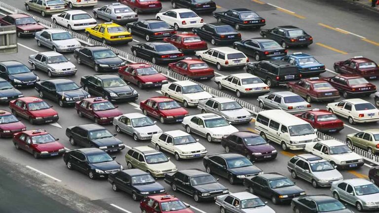 ट्रैफिक जाम से हर साल 130 घंटे की बर्बादी, बेंगलुरु-दिल्ली समेत 10 शहरों में वाहनों की रेंगती भीड़ ट्रैफिक जाम से हर साल 130 घंटे की बर्बादी, बेंगलुरु-दिल्ली समेत 10 शहरों में वाहनों की रेंगती भीड़