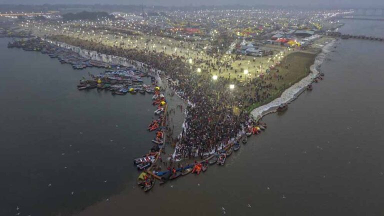 3.56 करोड़  श्रद्धालुओं ने लगाई पुण्य की डुबकी, दशकों का टूटा रिकॉर्ड