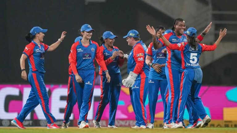 दिल्ली ने आरसीबी के विजय रथ को रोका, 7 विकेट से रौंदा, अंक तालिका में बदलाव