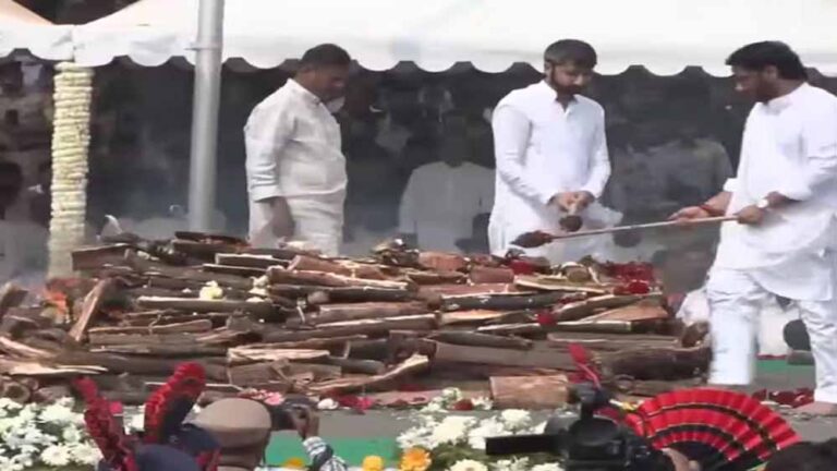 पंचतत्व में विलीन हुए अजित पवार, राजकीय सम्मान के बीच बेटों ने अंजाम दी अंतिम रस्म