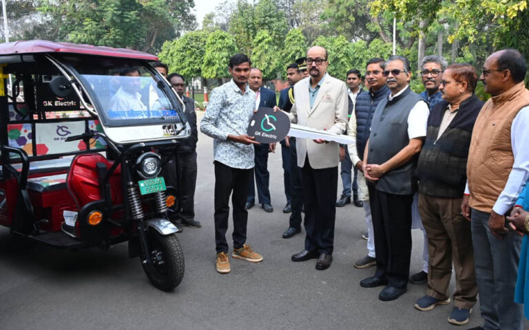 राज्यपाल डेका ने रायपुर में सरस्वती शिक्षा संस्थान को प्रदान किए चार ई-रिक्शे