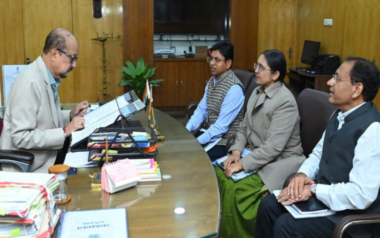 राज्यपाल डेका ने रायपुर में गोद ग्रामों में आजीविका कार्यों को तेज करने के दिए निर्देश