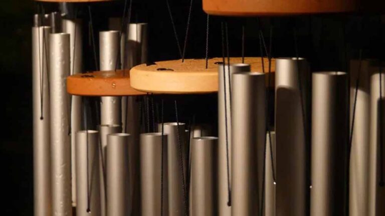 वास्तु के अनुसार घर की घंटियां और विंड चाइम: जानें किस दिशा में लटकाना है सबसे शुभ