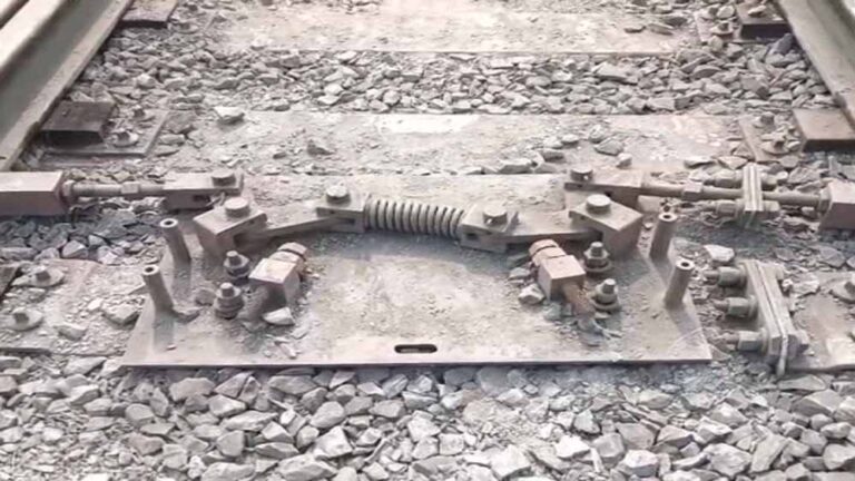 कुसमुंडा-जटगा रेल लाइन पर चोरी, प्लेट और हैवी मशीनरी समेत 2 करोड़ का माल ले गए चोर कुसमुंडा-जटगा रेल लाइन पर चोरी, प्लेट और हैवी मशीनरी समेत 2 करोड़ का माल ले गए चोर