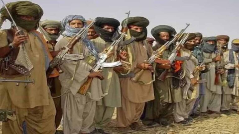 PAK आर्मी पर भारी दबाव: बलूचिस्तान में 12 शहरों में हमले, कई थानों पर बागियों का कब्जा