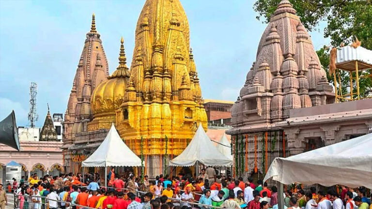 यूपी का लौटा सांस्कृतिक वैभव, नये साल का जश्न मनाने तीर्थस्थल पहुंच रहे युवा