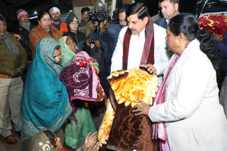 ठंड में राहत की पहल: मुख्यमंत्री डॉ. यादव ने यादगार-ए-शाहजहांनी पार्क के रैन बसेरे का लिया जायजा