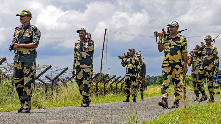 BSF की नई रणनीति, भारत-बांग्लादेश सीमा पर 12 फीट ऊंची स्मार्ट फेंसिंग का निर्माण