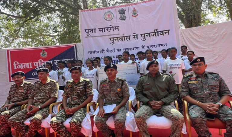 छत्तीसगढ़ के सुकमा में 26 नक्सलियों ने किया सरेंडर, 65 लाख रुपये का इनाम था 13 माओवादियों पर