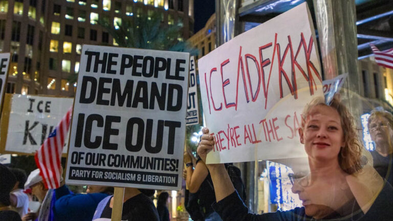 “ट्रंप को जाना होगा…” मिनेसोटा में महिला की हत्या के बाद अमेरिका में उबाल, प्रदर्शन तेज “ट्रंप को जाना होगा…” मिनेसोटा में महिला की हत्या के बाद अमेरिका में उबाल, प्रदर्शन तेज