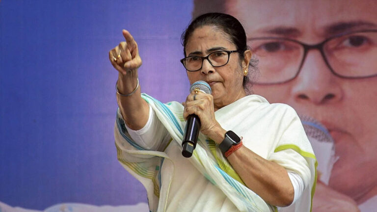 कोलकाता में ED की छापेमारी, ममता बनर्जी बोलीं – गृहमंत्री लोकतंत्र की रक्षा नहीं कर पा रहे कोलकाता में ED की छापेमारी, ममता बनर्जी बोलीं – गृहमंत्री लोकतंत्र की रक्षा नहीं कर पा रहे