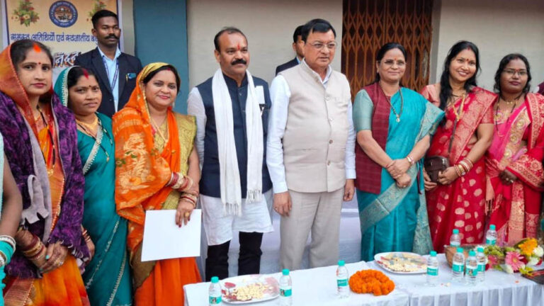 रायपुर: कैबिनेट मंत्री देवांगन ने धीवर समाज के नववर्ष एवं पारिवारिक मिलन समारोह में लिया हिस्सा