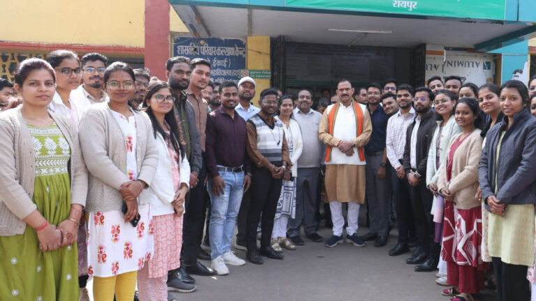 रायपुर: मंत्री जायसवाल ने शहरी सामुदायिक स्वास्थ्य केंद्र का दौरा किया, व्यवस्थाओं को बेहतर बनाने के दिए निर्देश