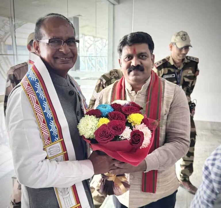 केंद्रीय मंत्री शिवराज स्मारक महोत्सव के लिए पहुंचे केंद्रीय मंत्री शिवराज स्मारक महोत्सव के लिए पहुंचे