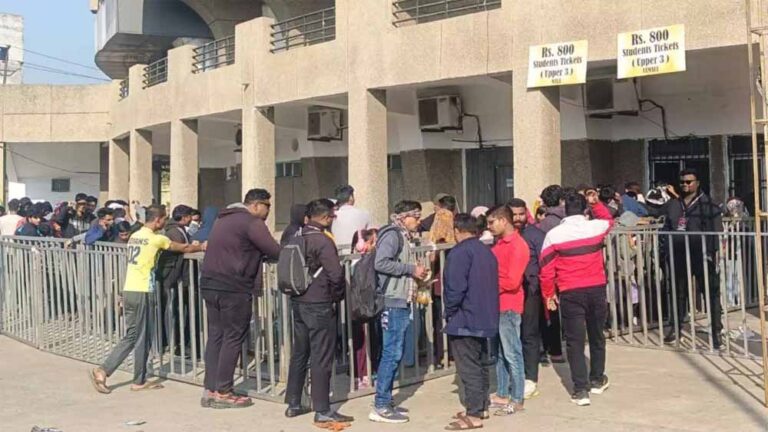 रायपुर में भारत-न्यूजीलैंड टी-20 मैच के टिकट लेने उमड़ी स्टूडेंट और फैंस की भीड़