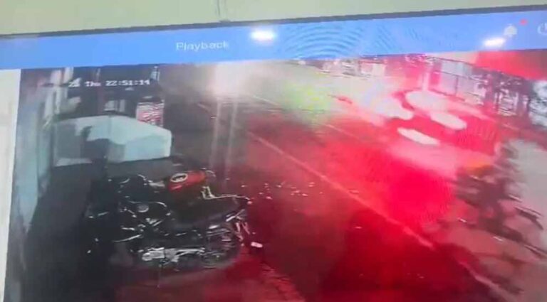 हाइवा से टकराने से कार सवार युवक-युवती की मौत