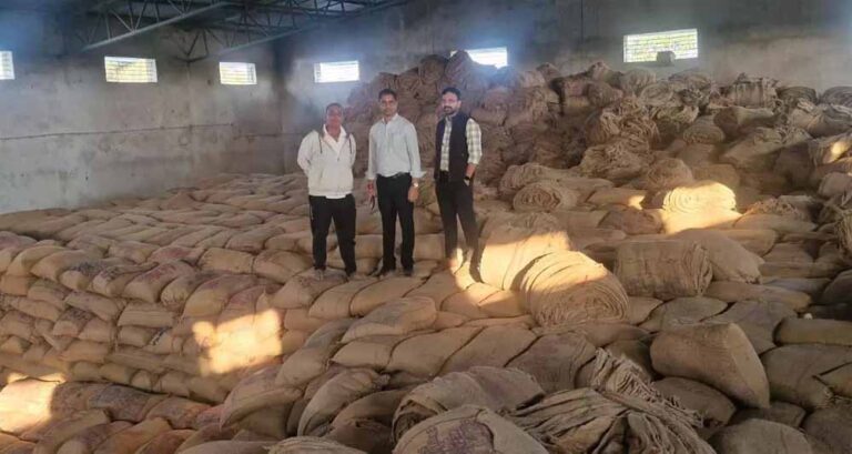 राइस मिलों से 1.77 करोड़ का अवैध धान जब्त राइस मिलों से 1.77 करोड़ का अवैध धान जब्त