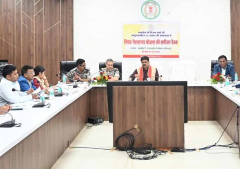 बीजापुर में उपमुख्यमंत्री विजय शर्मा बोले- नई ऊर्जा और रणनीति से विकास में जुटें अधिकारी