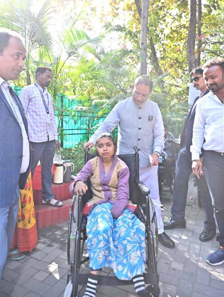 जनदर्शन में मुख्यमंत्री ने दिव्यांगजनों को दीं बैटरी ट्राइसिकल, व्हीलचेयर और श्रवण यंत्र