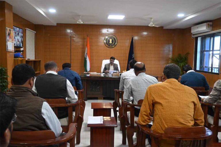 बलौदा बाजार कलेक्टर ने की धान खरीदी और उठाव में तेजी लाने के दिए निर्देश