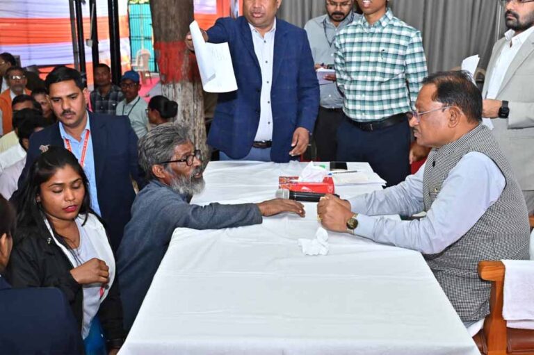 मुख्यमंत्री ने जनदर्शन में दिए निर्देश- 60 वर्षीय श्रमिक हनुमंत राव का तत्काल बनाएं राशन कार्ड मुख्यमंत्री ने जनदर्शन में दिए निर्देश- 60 वर्षीय श्रमिक हनुमंत राव का तत्काल बनाएं राशन कार्ड