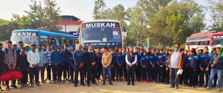 उत्तर बस्तर कांकेर में खेलो इंडिया ट्राइबल गेम्स की प्रचार वैन को कलेक्टर ने किया रवाना