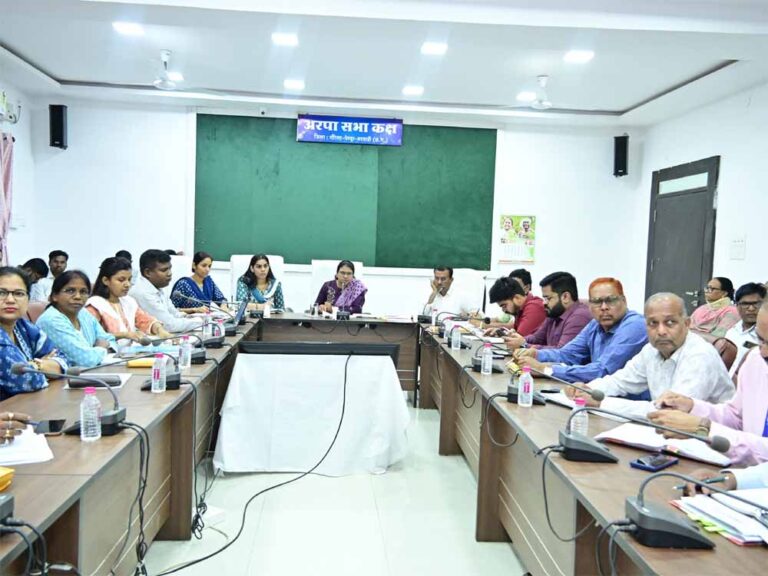 गौरेला पेंड्रा मरवाही में जनदर्शन में 33 लोगों ने कलेक्टर को दिए आवेदन