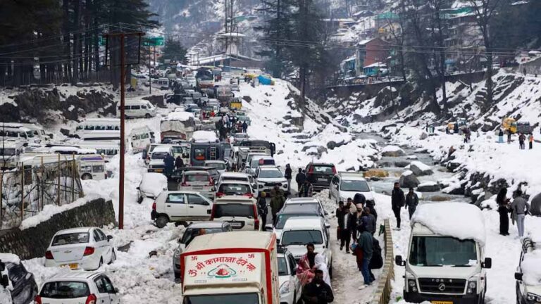 दिल्ली भीगी, पहाड़ों पर भारी बर्फबारी