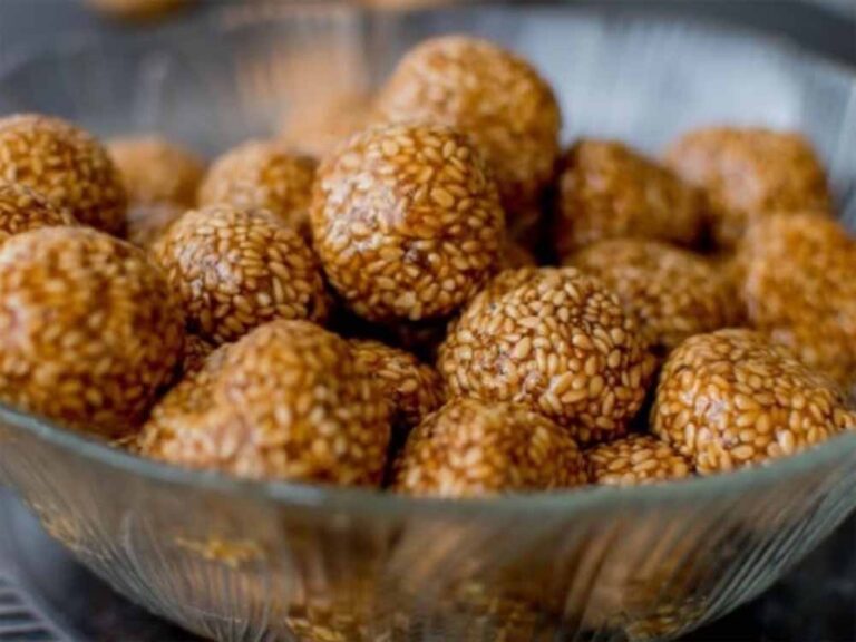 संकट चौथ पर गणपति को लगाएं तिल-गुड़ के लड्डू का भोग