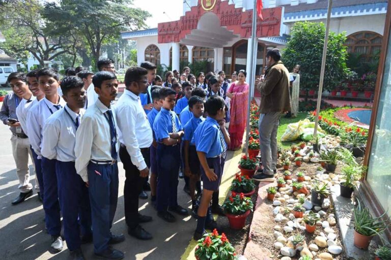 लोकतंत्र से साक्षात्कार: स्कूल के विद्यार्थियों ने देखा लोकभवन लोकतंत्र से साक्षात्कार: स्कूल के विद्यार्थियों ने देखा लोकभवन