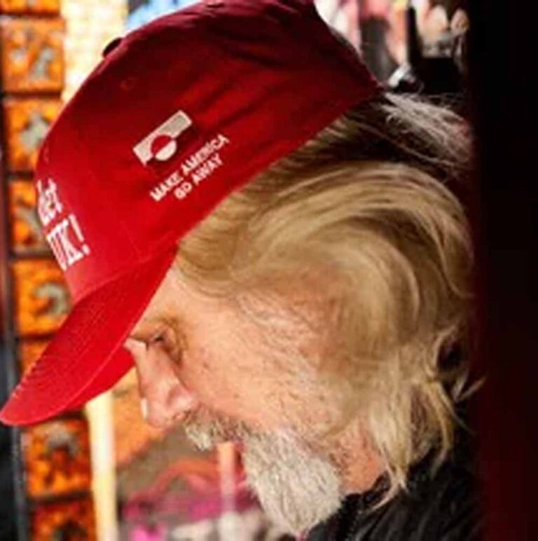 डोनाल्ड ट्रंप के नारे की टोपियां लगाकर ग्रीनलैंड में मजाक बना रहे लोग डोनाल्ड ट्रंप के नारे की टोपियां लगाकर ग्रीनलैंड में मजाक बना रहे लोग