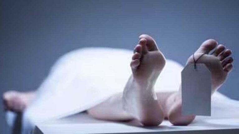 नन्हे बेटे का रिजल्ट बना आखिरी पल, इंजीनियर पिता ने स्कूल में ही तोड़ा दम नन्हे बेटे का रिजल्ट बना आखिरी पल, इंजीनियर पिता ने स्कूल में ही तोड़ा दम