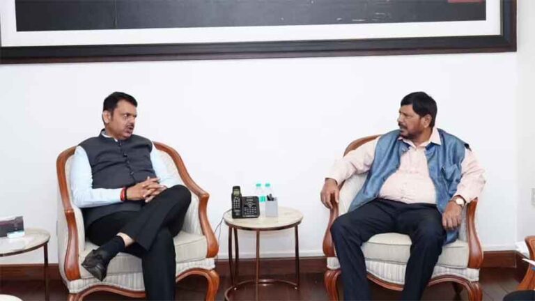 महाराष्ट्र राजनीति में हलचल: बीएमसी चुनाव रिजल्ट से पहले फडणवीस–आठवले मुलाकात