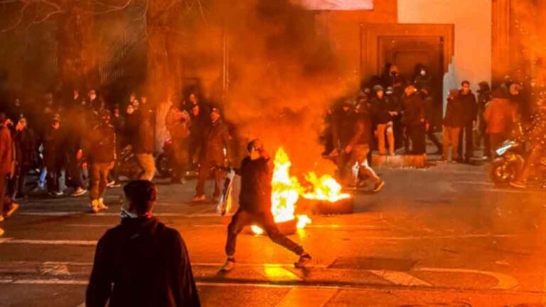 चौंकाने वाली रिपोर्ट: ईरान में हिंसक दमन में हजारों प्रदर्शनकारी मारे गए