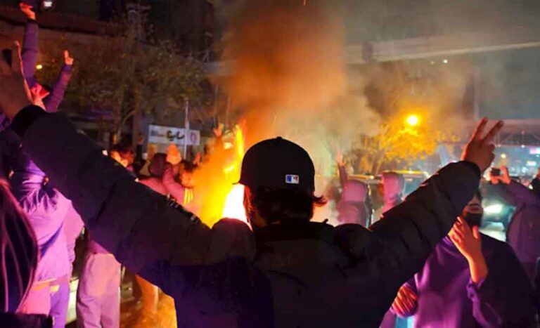 ईरान में तनाव बढ़ा, प्रदर्शनकारियों पर शुरू हुई सख्त कार्रवाई ईरान में तनाव बढ़ा, प्रदर्शनकारियों पर शुरू हुई सख्त कार्रवाई